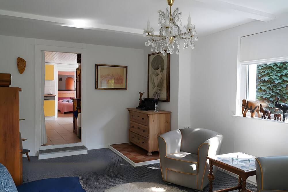 Apartment 'Haus Mit Kunst' with Private Terrace, Shared Garden and Wi-Fi in Leipzig-South, Leipzig