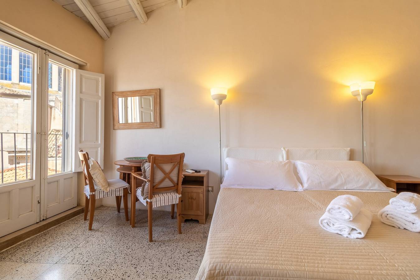 Appartement entier, Appartement 'Caelum Hyblae' avec terrasse privée, Wi-Fi et climatisation in Ragusa, Province de Ragusa