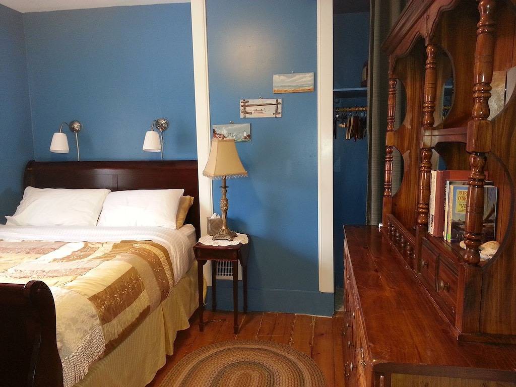 Ganze Wohnung, Gemütliches und sauberes Duplex mit Veranda im beliebten Teil Jamaikas (\"Jp\") von Boston in Boston, Massachusetts