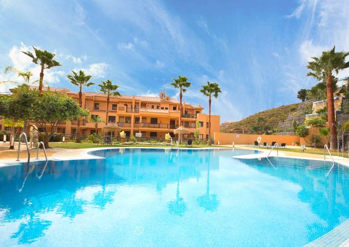 Entire apartment, Spacious Two Bedroom Apartment 1012 with Mountain View, Pool, Wi-Fi, A/C, Balcony, Terrace & Garden in La Cala de Mijas, Mijas