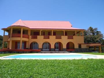 Location de vacances pour 2 personnes, avec vue ainsi que jardin et piscine à Gourbeyre