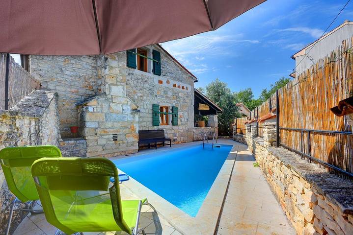 Location de vacances pour 3 personnes, avec piscine ainsi que jardin et terrasse, adapté aux familles à Svetvinčenat - 3