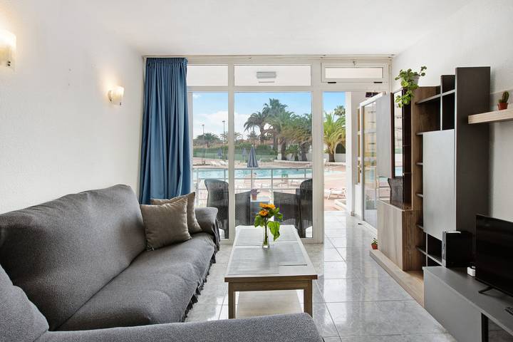 Entire apartment, Apartment Casa Naranjo with Shared Pool, Garden & Wi-Fi in Maspalomas, San Bartolomé de Tirajana