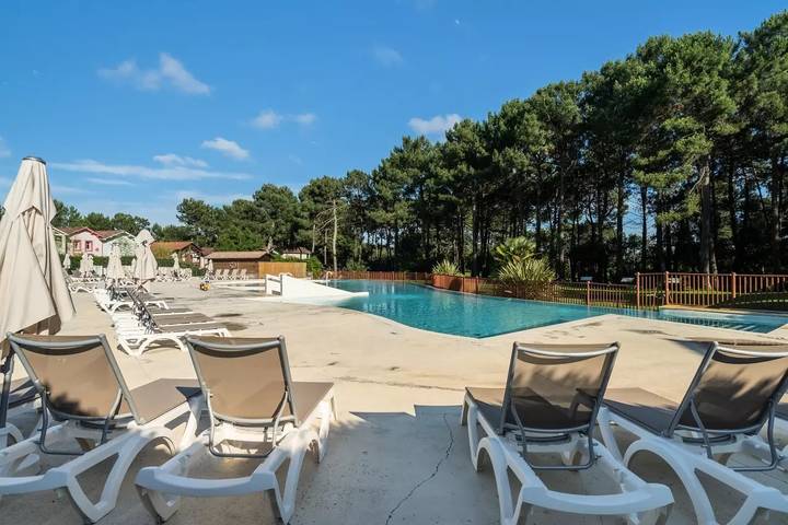 Location de vacances pour 6 personnes, avec terrasse et vue ainsi que jardin et piscine dans Golf de la Méjanne - 2