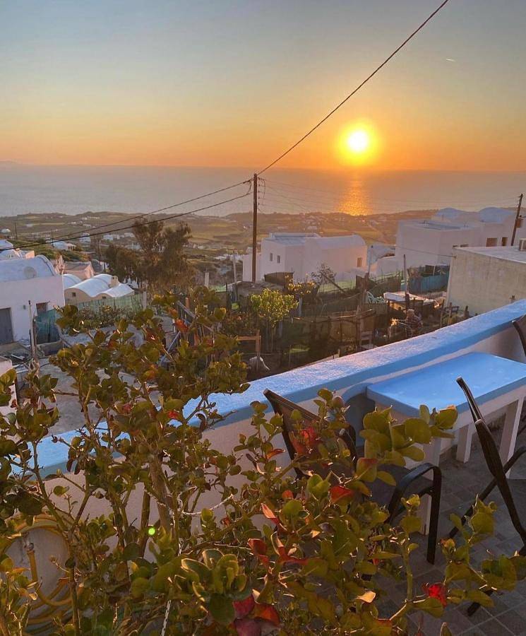 Stella Nomikou Apartments in Firostefani, Thera