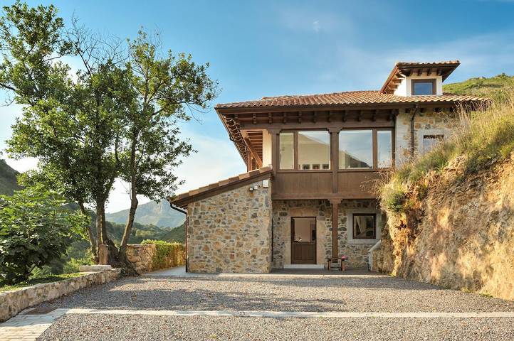 Chalet para 10 personas, con Terraza además de Jardín y Sauna en Comarca de Oriente