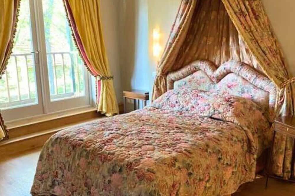 A French countryside detached cottage located in hectares of private land. in Garlan, Ceinture Dorée