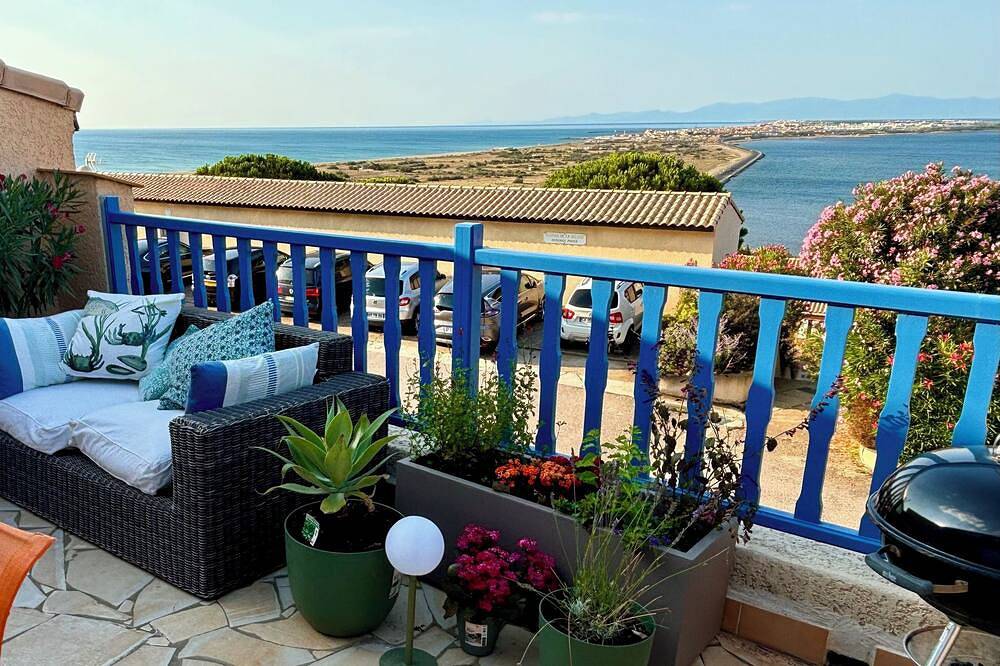 Apartamento entero, Townhouse apartment with stunning views and less than ten minutes walk to the beach in Leucate, Region de Narbonne