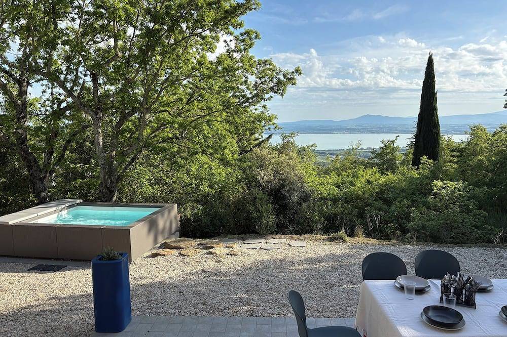 Charming 3-bedroom cottage with lake view in Tuoro sul Trasimeno, Lake Trasimeno