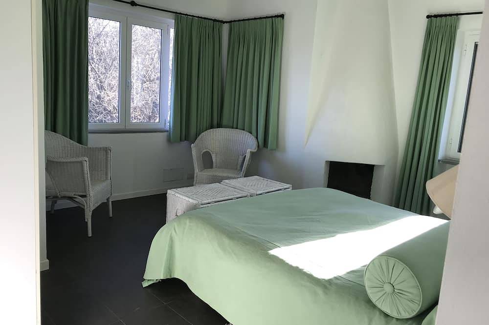 Ganze Wohnung, Geräumiges und helles Penthouse-Apartment mit Terrasse mit Meerblick in Ansedonia, Orbetello