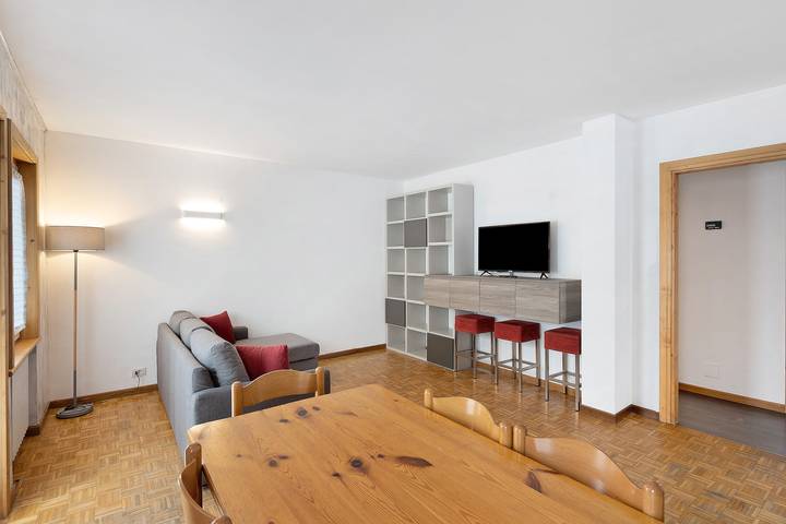 Entire apartment, Holiday Apartment 'Forést' with Mountain View, Shared Garden & Wi-Fi in Teola, Livigno