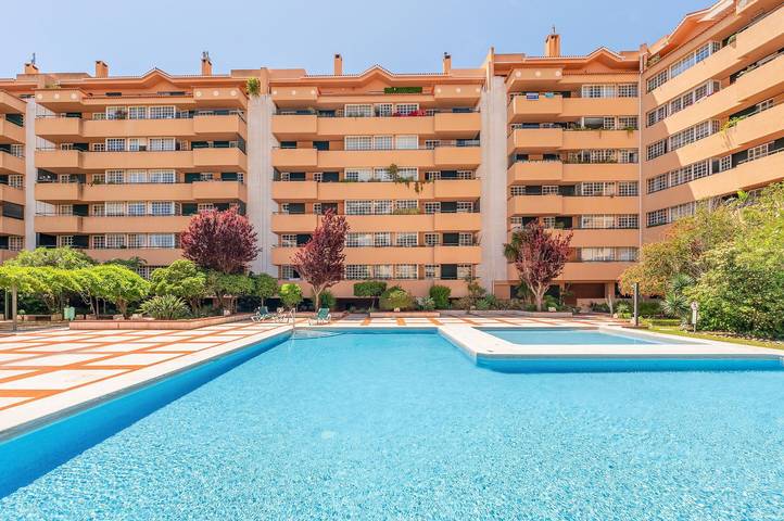 Apartamento de férias para 4 pessoas, com varanda e piscina, adaptado a crianças na Costa de Estoril