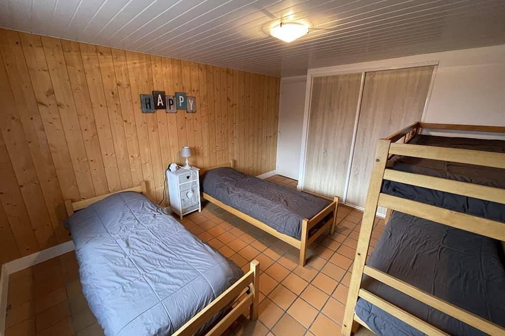 Entire apartment, Family Apartment, Near Slopes, 2 Bedrooms, Sleeps 8, Free Parking in Le Lioran, Saint-Jacques-des-Blats