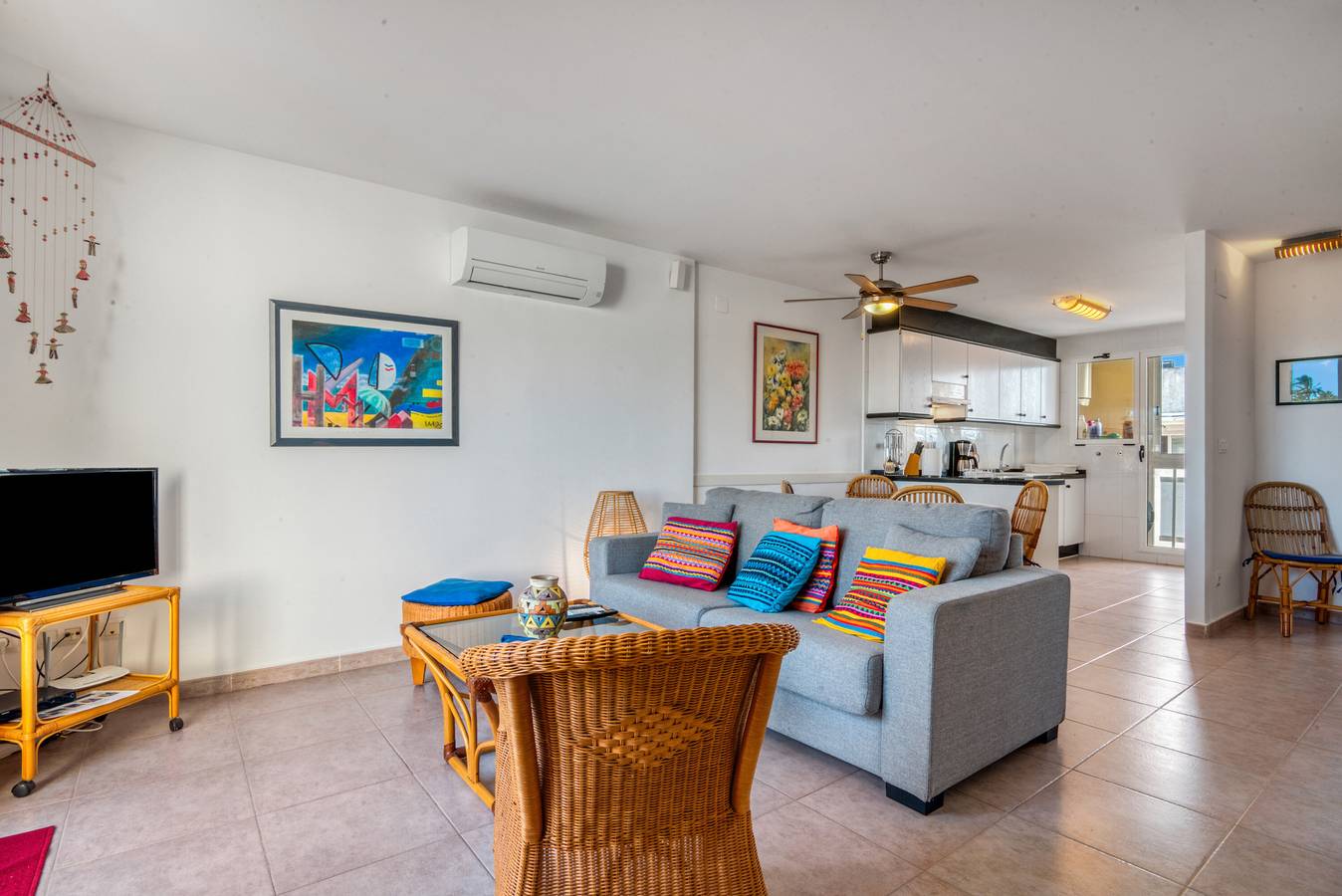 Apartamento entero, Casa "Jardines de Denia Iii" con vistas al mar, piscina, Wi-Fi, A/C, terraza y jardín in Las Marinas, Dénia