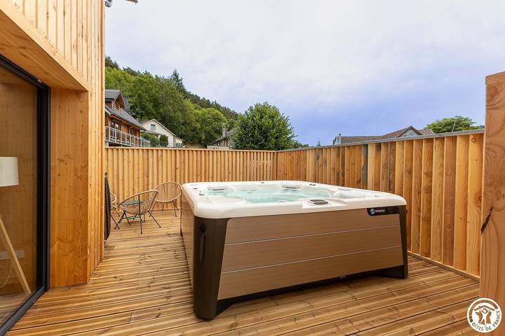 Chalet pour 7 personnes, avec Jacuzzi et Terrasse ainsi que Jardin et Vue à Chambon-sur-Lac