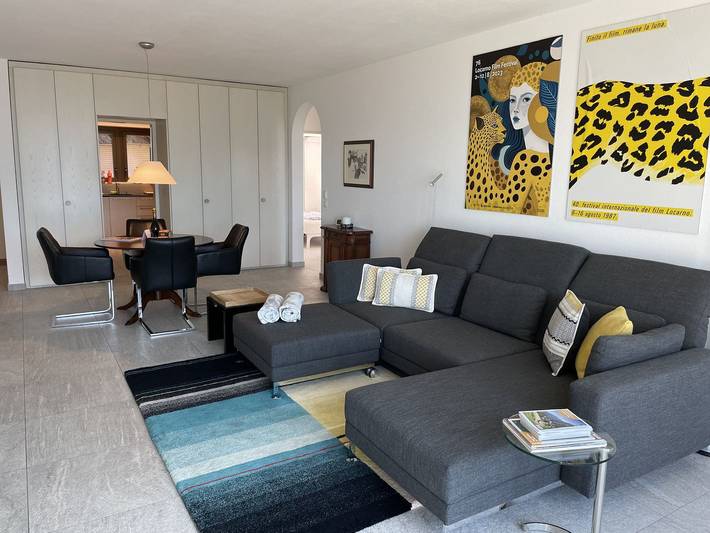 Ganze Wohnung, Ferienwohnung an ruhiger Lage, traumhafter Ausblick, Gartensitzplatz mit Lounge in Orselina, Tessiner Alpen