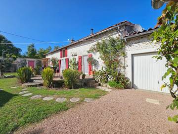 Location de vacances pour 15 personnes, avec piscine ainsi que jardin et vue dans Baignes