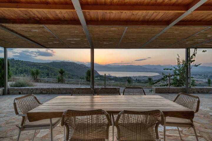 Villa für 7 Personen, mit Balkon und Terrasse sowie Garten und Ausblick in Aria