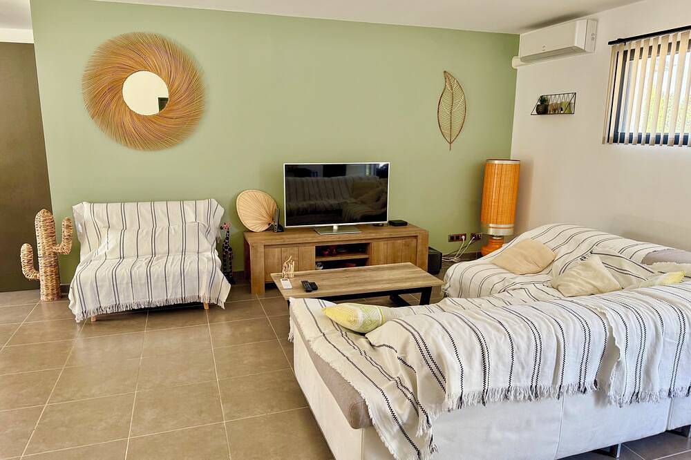 Villa contemporánea con aire acondicionado, 2 dormitorios, planta baja con jacuzzi Silencioso in Châteauneuf-de-Gadagne, Vaucluse
