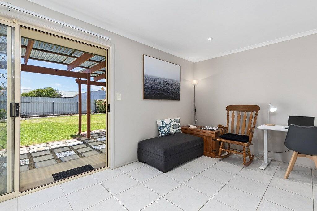 Aldinga Rose ~ Aldinga Beach - Homely Family Entertainer, 200m from the Beach ~ in Aldinga Beach, City of Onkaparinga