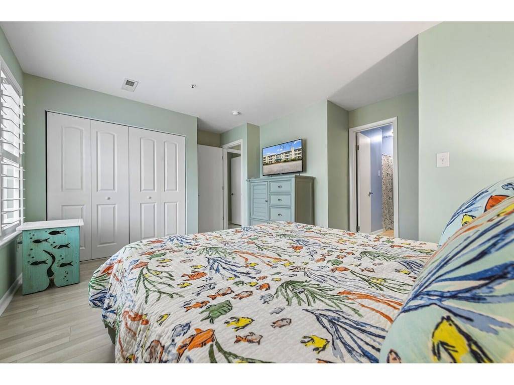 Ganze Wohnung, A Sea Glass Dream! Modern Decor 1.5 blocks to beach Ez Parking, Fast Wifi! in Virginia Beach