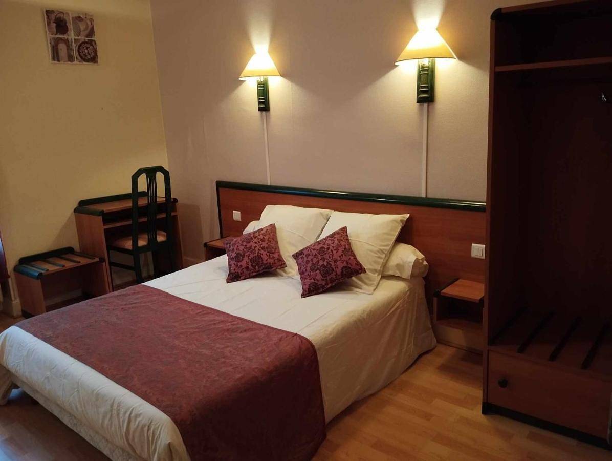 Double Room with Shared Bathroom in Prades-d'Aubrac, Parc naturel régional de l'Aubrac