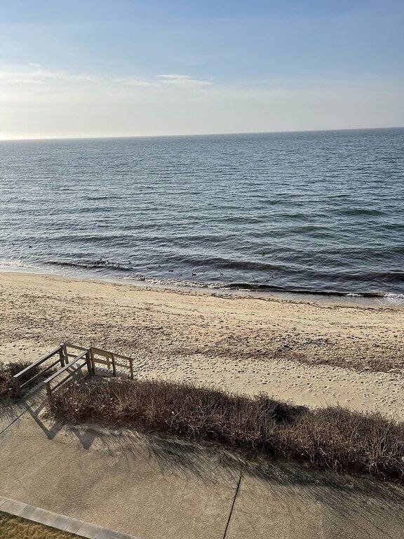 Ganze Wohnung, Cape Cod Oceanfront Beachfront New Condo mit Meerblick und privatem Sandstrand! in Dennis Port, Dennis