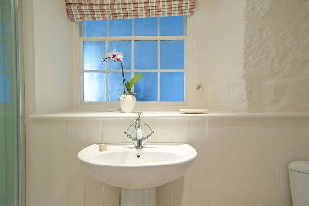 Entire apartment, Abbey Stables - Romantic art inspired hideaway in old harbour area in Penzance, Cornwall
