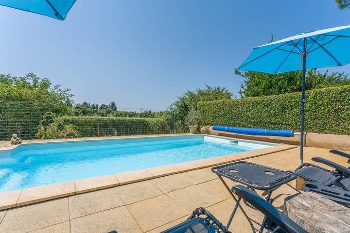 Bed and Breakfast 'Fleur De Garance' with Shared Pool, Private Terrace and Wi-Fi in Le Thor, Vaucluse