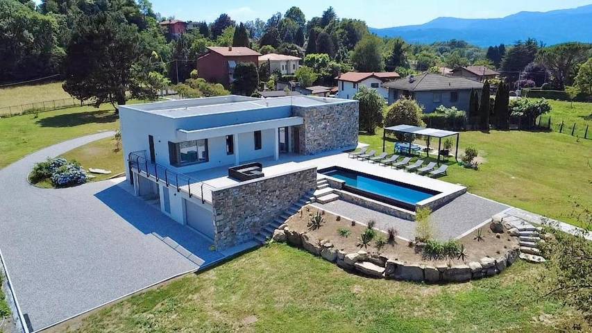 Villa für 8 Personen, mit Seeblick und Ausblick sowie Garten und Pool, mit Haustier am Lago Maggiore