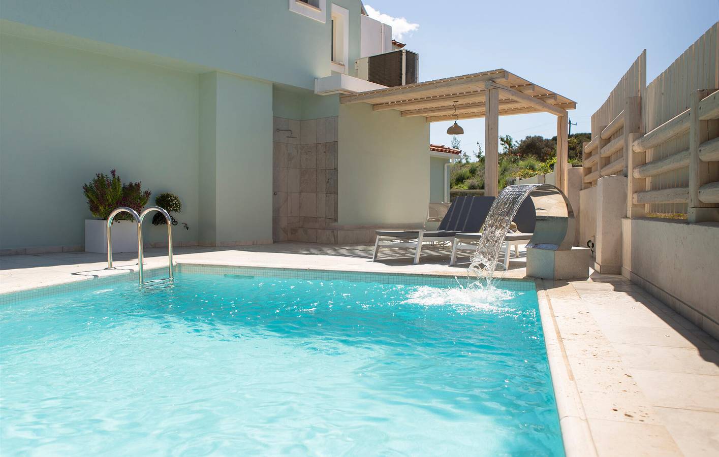 Gemütliches Apartment mit WiFi, AC, Parkplatz & Terrasse 2,5km von Küste & Stadtzentrum in Samos