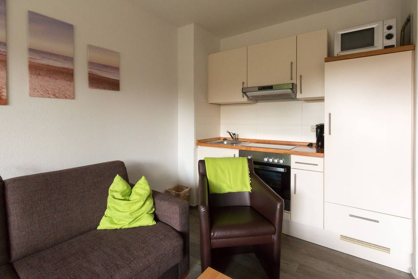 Ganze Wohnung, Dat Ferienhus Norddeich: Moderne Eg-Wohnung mit Terrasse und Gemeinschaftsgarten in Norddeich, Norden und Umgebung