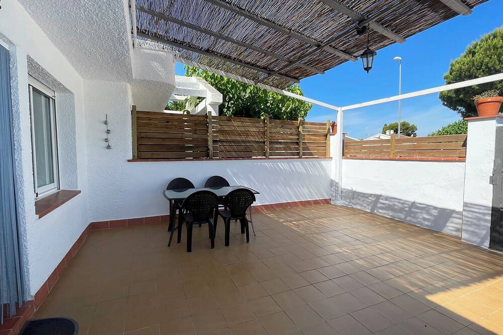 Casa Rogi, con piscina,ideal para familia,en calle principal y cerca de la playa in Riumar, Delta del Ebro