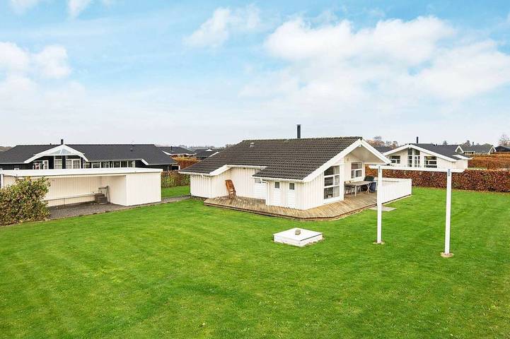 Ferienhaus für 6 Personen, mit Terrasse und Garten in Flovt Strand