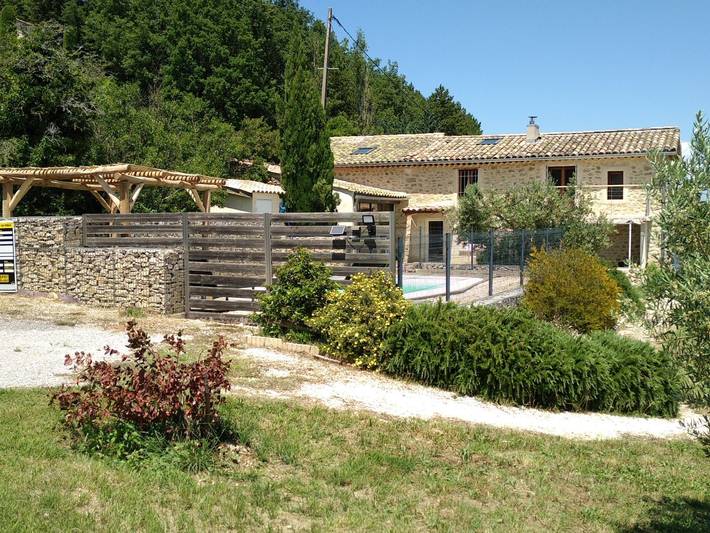 Gîte pour 6 personnes, avec piscine ainsi que jardin et balcon