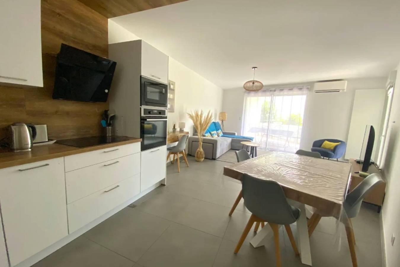 Appartement entier, Évasion Provençale avec Terrasse et Vue Jardin in Castelnau-le-Lez, Côte d'Améthyste