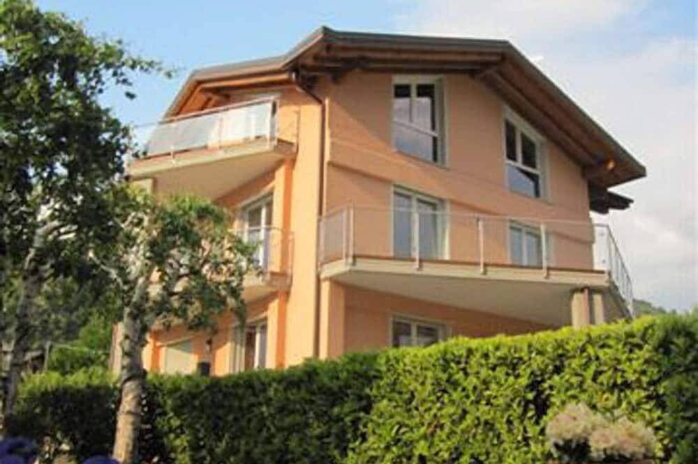 Geheel appartement, 3-kamer appartement op slechts 100 meter van het strand en de boulevard in Maccagno, Maccagno con Pino e Veddasca