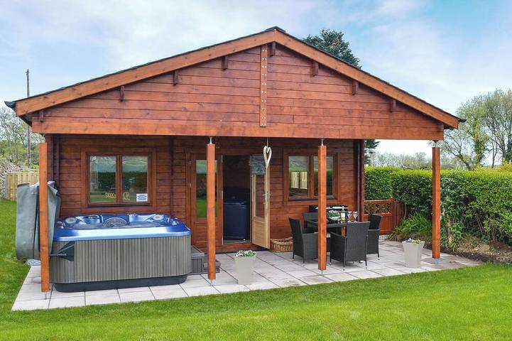 Cottage for 4 people, with garden and hot tub in Snowdonia