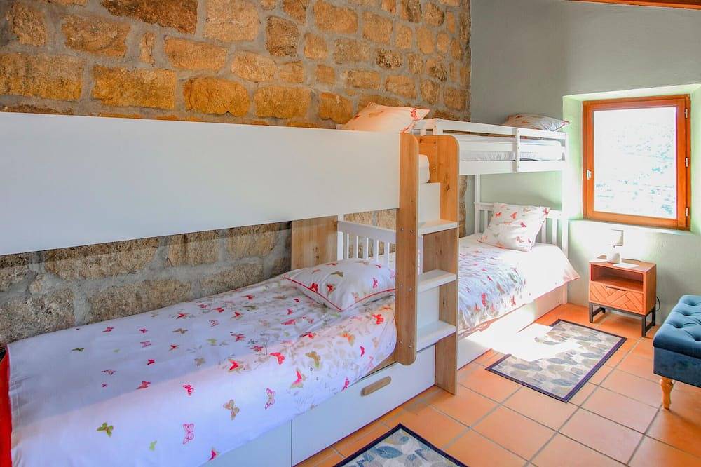 4 bedroom nice home in Saint Etienne de Serre in Saint-Étienne-de-Serre, Parc naturel régional des Monts d'Ardèche