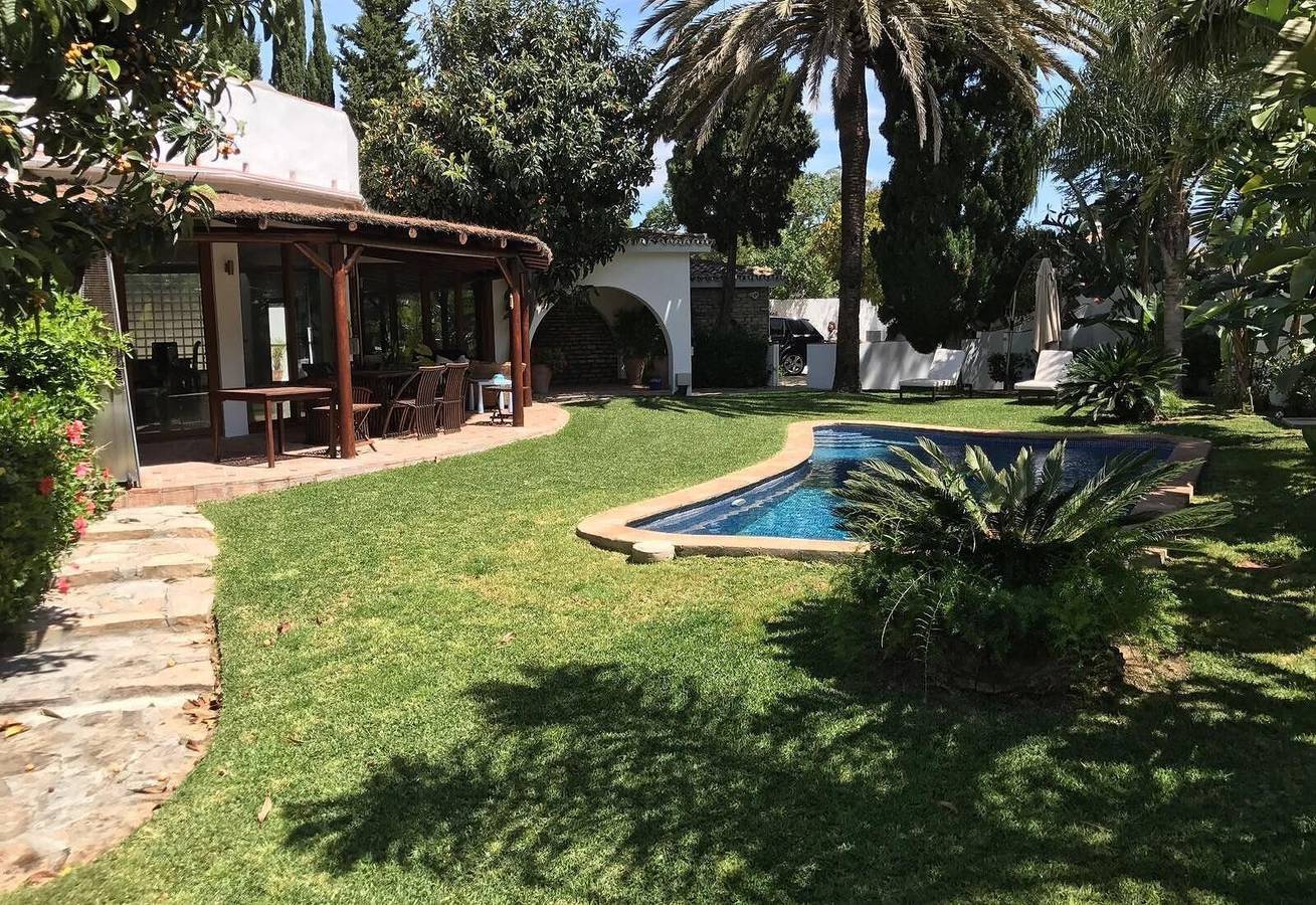 Villa avec piscine chauffée et bain à remous in Atalaya Isdabe, Estepona