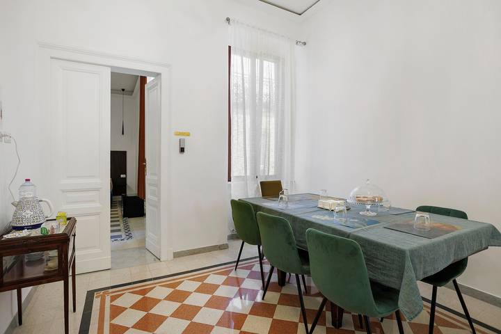 Bed and Breakfast 'Garibaldi Station Rooms - Suite 4Pp' with Wi-Fi and Air Conditioning in Naples, Naples Province