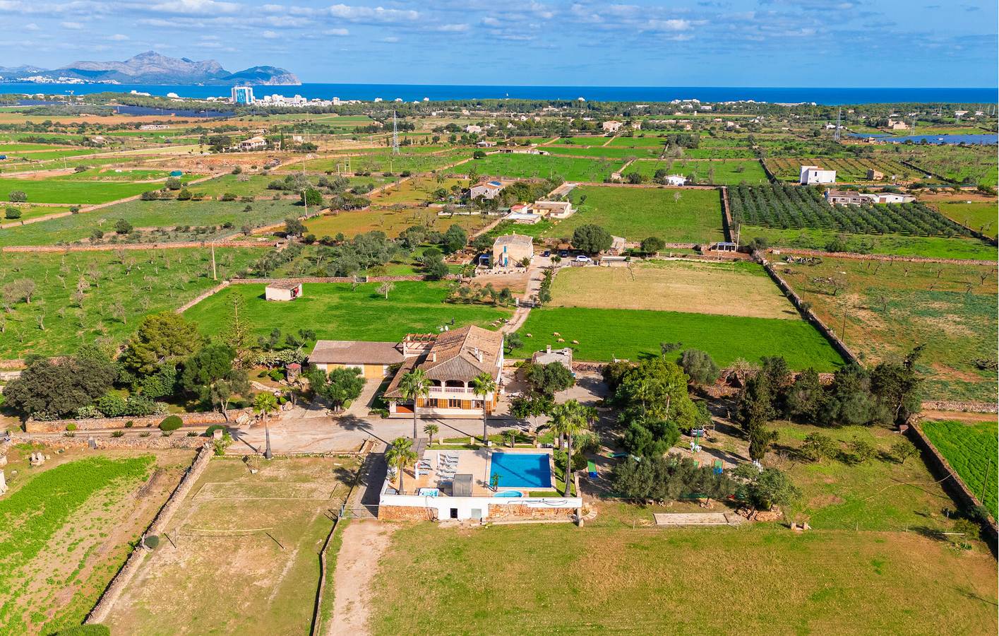 Sonnige Terrassenwohnung mit Pool und Grill in Santa Margalida, Mallorca Norden