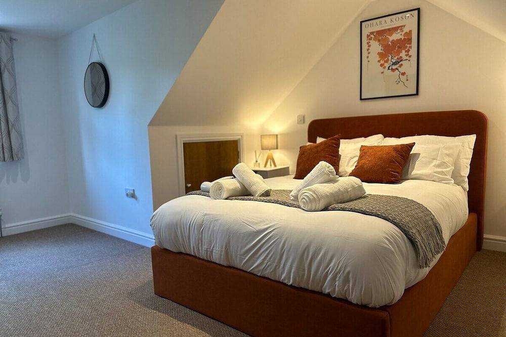 Home in Guildford 4 bed room in Guildford, Surrey