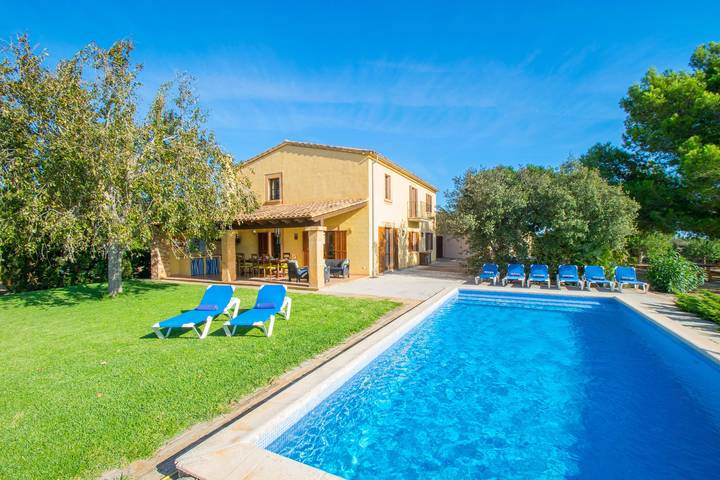 Finca für 7 Personen, mit Terrasse und Garten in Cala Mendia