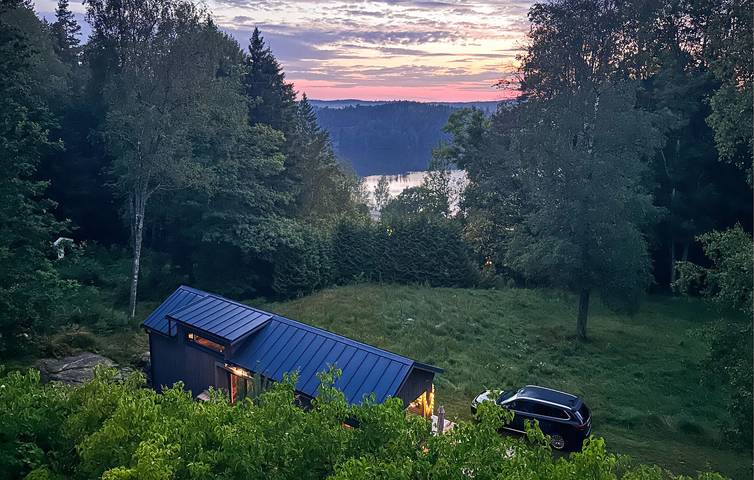 Hus för 5 Personer, med sjöutsikt samt utsikt och trädgård och terass i Lerum