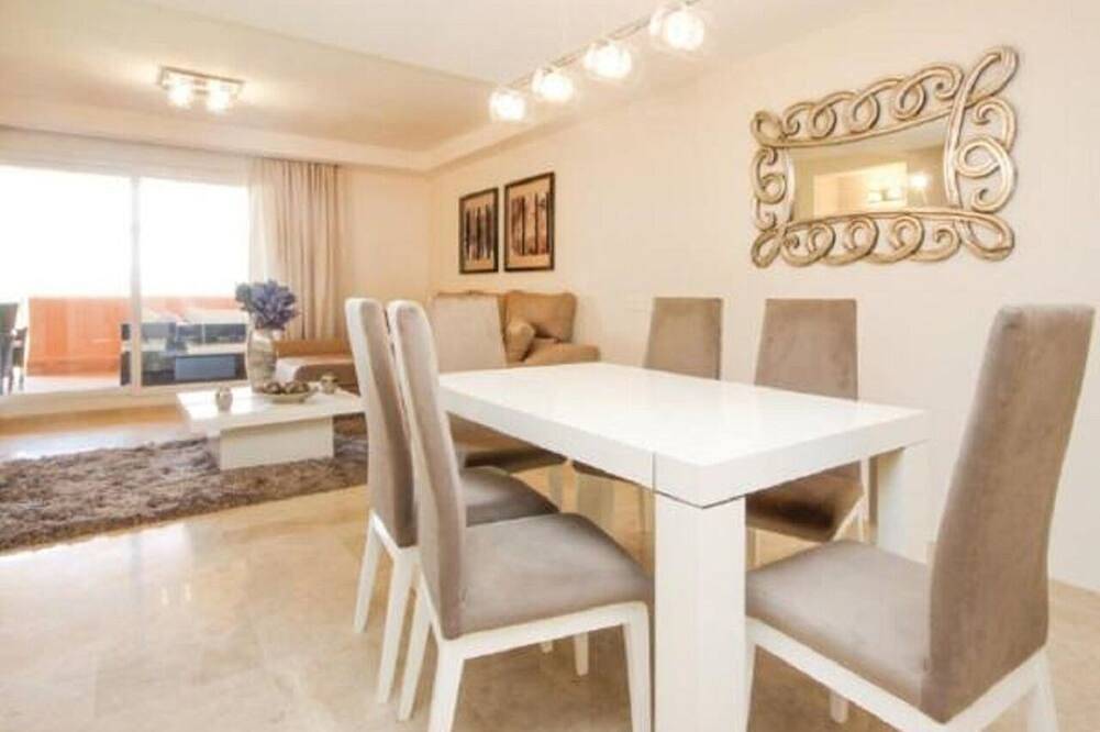 Prachtig 4 slaapkamer frontline golf herenhuis in Artola, Marbella