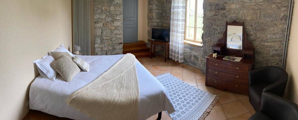 Chambre d’hôte pour 2 personnes, avec terrasse ainsi que jardin et piscine dans l' Aveyron - 2