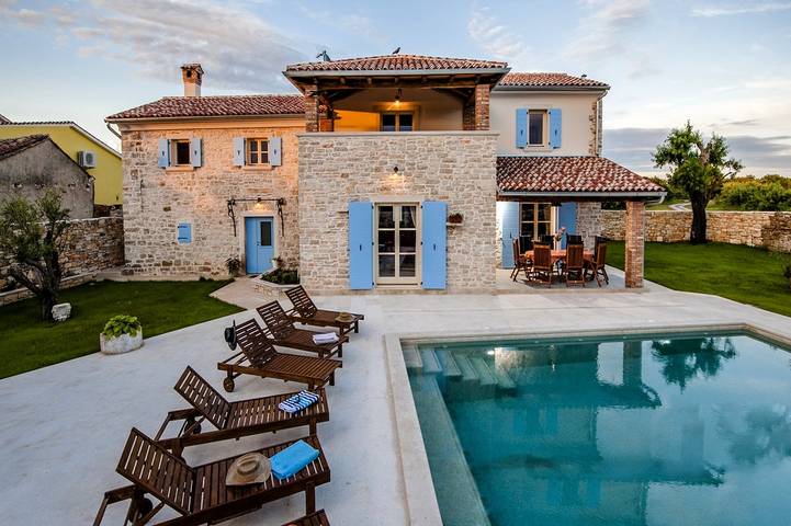 Ferienhaus für 10 Personen, mit Balkon/Terrasse und Garten sowie Pool in Bale