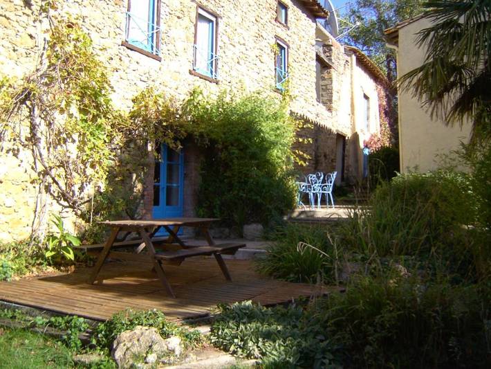 Location de vacances pour 8 personnes, avec bassin pour enfant et piscine ainsi que jardin et vue à Gaudiès