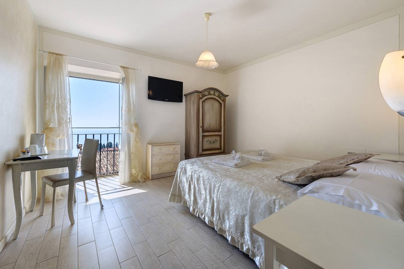 Bed & Breakfast 'Giardini Di Corte - Magnolia' mit Seeblick, Wlan und Klimaanlage in Maderno, Toscolano-Maderno